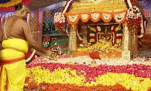 Srivari Saptavarna Pushpayagam: పూల సుగంధాలతో అలరించిన శ్రీవారి సప్తవర్ణ పుష్పయాగం Srivari Saptavarna Pushpayagam: పూల సుగంధాలతో అలరించిన శ్రీవారి సప్తవర్ణ పుష్పయాగం