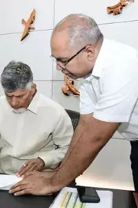 CM N. Chandrababu Naidu:  సీఎంఆర్‌ఎఫ్‌ నిధుల విడుదల దస్త్రంపై ఉగాది రోజు చంద్రబాబు తొలి సంతకం