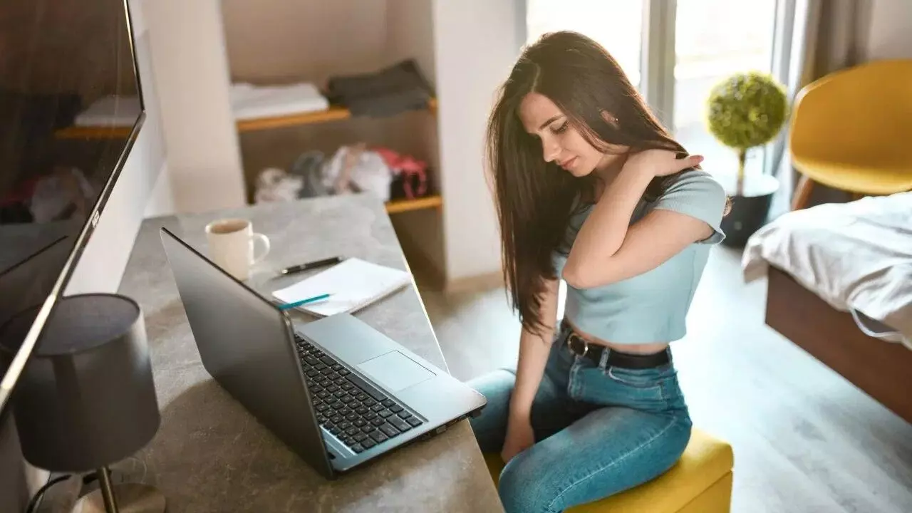 Sitting for Long Hours: గంటల తరబడి కూర్చుని పని చేస్తున్నారా? వెన్నునొప్పి నుండి గుండె జబ్బుల వరకు.. పొంచి ఉన్న ముప్పులివే.. Sitting for Long Hours: గంటల తరబడి కూర్చుని పని చేస్తున్నారా? వెన్నునొప్పి నుండి గుండె జబ్బుల వరకు.. పొంచి ఉన్న ముప్పులివే..