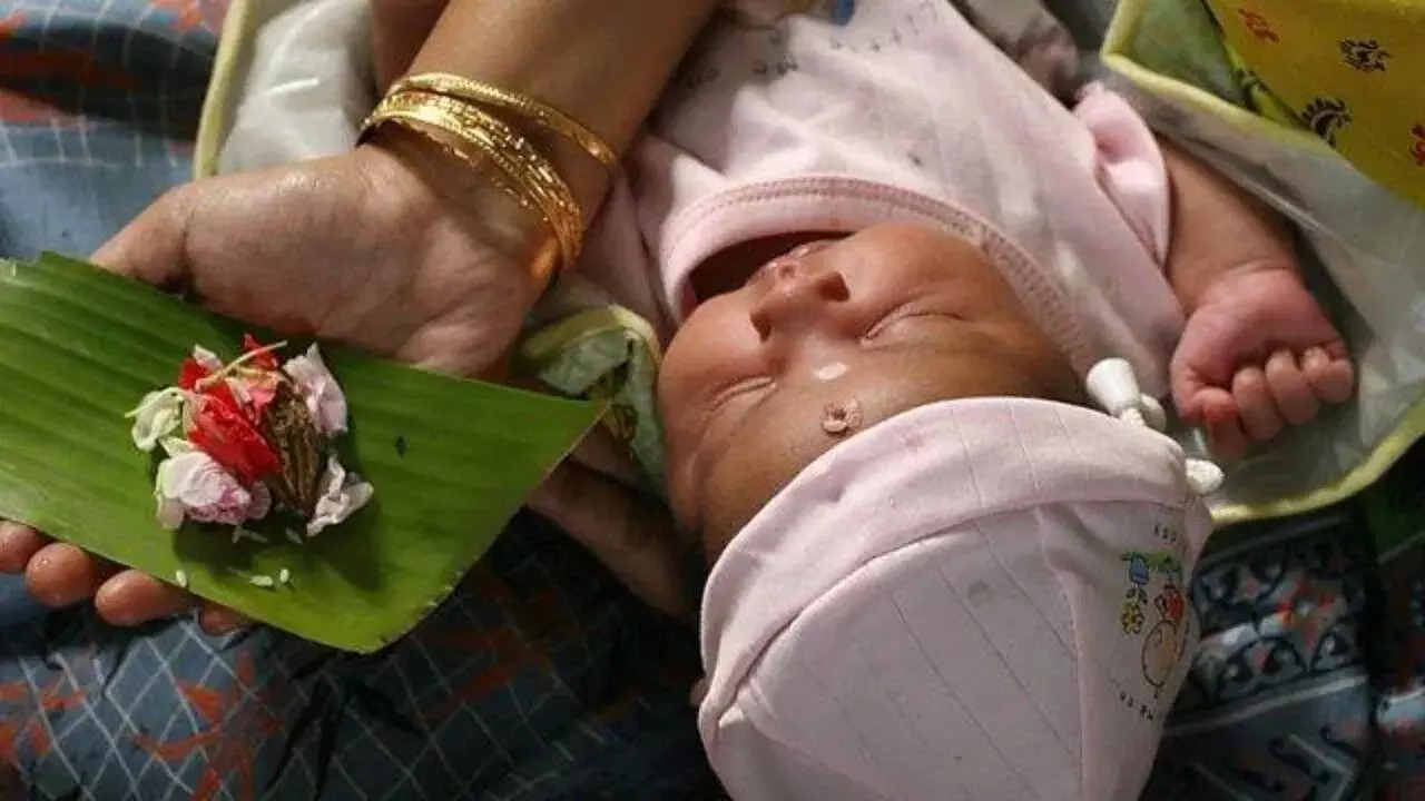 “Om” Written on Children’s Tongue: పిల్లల నాలుకపై ఓం అని ఎందుకు రాస్తారో తెలుసా? ఆ ఆచారం వెనుక దాగి ఉన్న అద్భుత రహస్యాలివే.. “Om” Written on Children’s Tongue: పిల్లల నాలుకపై ఓం అని ఎందుకు రాస్తారో తెలుసా? ఆ ఆచారం వెనుక దాగి ఉన్న అద్భుత రహస్యాలివే..