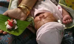 “Om” Written on Children’s Tongue: పిల్లల నాలుకపై ఓం అని ఎందుకు రాస్తారో తెలుసా? ఆ ఆచారం వెనుక దాగి ఉన్న అద్భుత రహస్యాలివే.. “Om” Written on Children’s Tongue: పిల్లల నాలుకపై ఓం అని ఎందుకు రాస్తారో తెలుసా? ఆ ఆచారం వెనుక దాగి ఉన్న అద్భుత రహస్యాలివే..