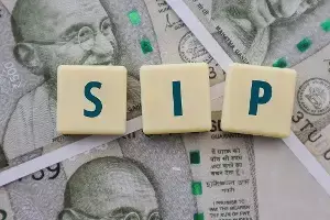 Mutual Funds : షేర్ మార్కెట్ అల్లకల్లోలం.. SIP ఆపేయడం తెలివైన పనేనా? నిపుణులు ఏమంటున్నారు? Mutual Funds : షేర్ మార్కెట్ అల్లకల్లోలం.. SIP ఆపేయడం తెలివైన పనేనా? నిపుణులు ఏమంటున్నారు?