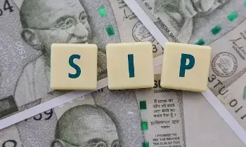 Mutual Funds : షేర్ మార్కెట్ అల్లకల్లోలం..  SIP ఆపేయడం తెలివైన పనేనా? నిపుణులు ఏమంటున్నారు?