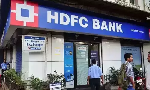 HDFC Bank : హెచ్డీఎఫ్సీ బ్యాంక్ సంచలన నిర్ణయం.. ముగ్గురు ఉన్నతాధికారుల పై వేటు HDFC Bank : హెచ్డీఎఫ్సీ బ్యాంక్ సంచలన నిర్ణయం.. ముగ్గురు ఉన్నతాధికారుల పై వేటు