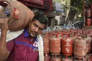 LPG :  గ్యాస్ సిలిండర్లలో కోత.. ఇకపై 14.2 కిలోలకు బదులు 10 కిలోలేనా? ప్రభుత్వ సంస్థల సరికొత్త ప్లాన్