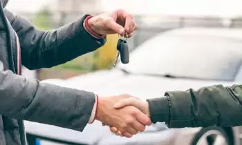 Selling Old Car : పాత కారును అమ్ముతున్నారా? బయట వ్యక్తుల కంటే డీలర్లే సేఫ్.. ఎందుకో తెలుసా?