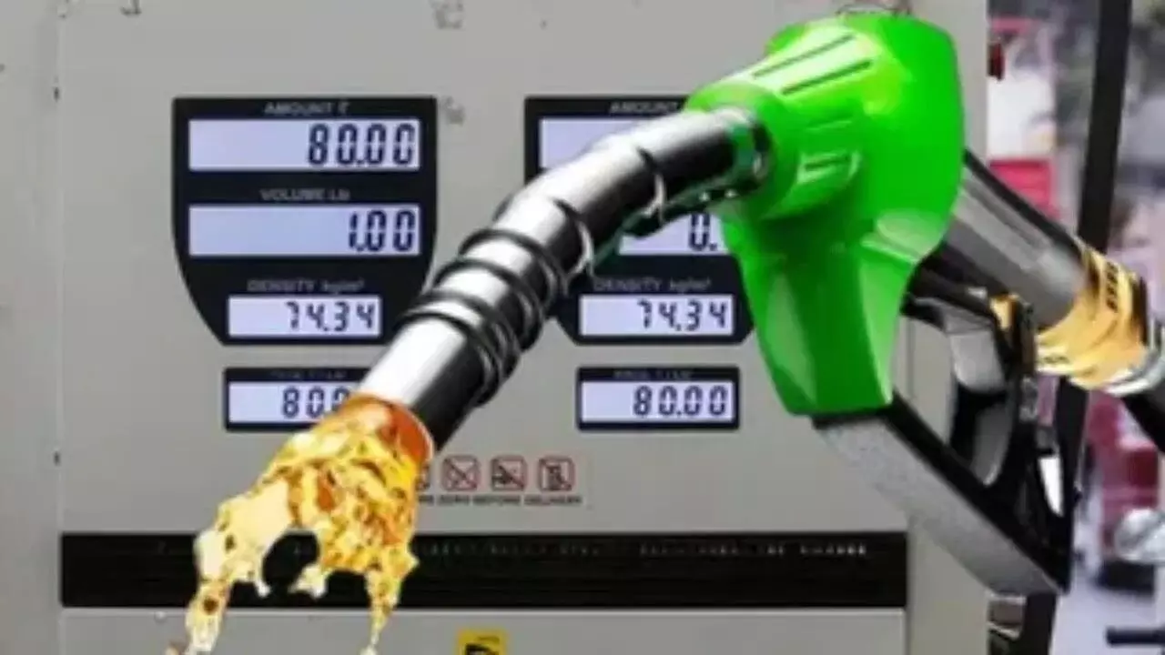 No Fuel Shortage : బంకుల దగ్గర క్యూలు కట్టకండి.. పెట్రోల్, డీజిల్ ధరల పెంపు లేదని స్పష్టం చేసిన ప్రభుత్వం No Fuel Shortage : బంకుల దగ్గర క్యూలు కట్టకండి.. పెట్రోల్, డీజిల్ ధరల పెంపు లేదని స్పష్టం చేసిన ప్రభుత్వం