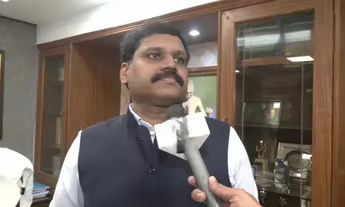 Stephen Raveendra: తెలంగాణలో ఇంధనాల కొరత లేదు.. ప్రజలు వదంతులకు లోనవద్దు: స్టీఫెన్ రవీంద్ర Stephen Raveendra: తెలంగాణలో ఇంధనాల కొరత లేదు.. ప్రజలు వదంతులకు లోనవద్దు: స్టీఫెన్ రవీంద్ర