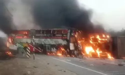 Horrific Road Accident in Markapuram District: మార్కాపురం జిల్లాలో భయంకర రోడ్డు ప్రమాదం: హరికృష్ణ ట్రావెల్స్ బస్సు టిప్పర్తో ఢీకొని దగ్ధం.. 13 మంది సజీవ దహనం Horrific Road Accident in Markapuram District: మార్కాపురం జిల్లాలో భయంకర రోడ్డు ప్రమాదం: హరికృష్ణ ట్రావెల్స్ బస్సు టిప్పర్తో ఢీకొని దగ్ధం.. 13 మంది సజీవ దహనం