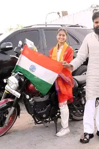 AP Deputy Chief Minister Pawan Kalyan: బైకర్ తాప్సీ ఉపాధ్యాయకి ఉప ముఖ్యమంత్రి పవన్ కల్యాణ్ అభినందనలు AP Deputy Chief Minister Pawan Kalyan: బైకర్ తాప్సీ ఉపాధ్యాయకి ఉప ముఖ్యమంత్రి పవన్ కల్యాణ్ అభినందనలు