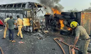 Markapuram Accident: మార్కాపురం: డ్రైవర్ నిర్లక్ష్యం, అతివేగం ప్రమాదానికి కారణం Markapuram Accident: మార్కాపురం: డ్రైవర్ నిర్లక్ష్యం, అతివేగం ప్రమాదానికి కారణం