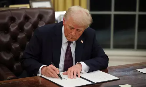 Donald Trump: చరిత్ర సృష్టించనున్న ట్రంప్... అమెరికా డాలర్ నోట్లపై అధ్యక్షుడి సంతకం! Donald Trump: చరిత్ర సృష్టించనున్న ట్రంప్... అమెరికా డాలర్ నోట్లపై అధ్యక్షుడి సంతకం!