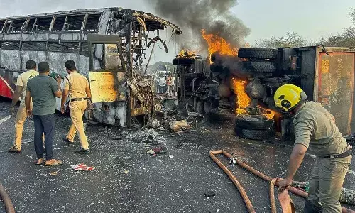 Markapuram Accident: మార్కాపురం: డ్రైవర్ నిర్లక్ష్యం, అతివేగం ప్రమాదానికి కారణం Markapuram Accident: మార్కాపురం: డ్రైవర్ నిర్లక్ష్యం, అతివేగం ప్రమాదానికి కారణం