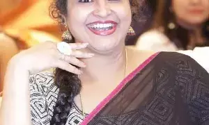 Raashi Clarifies: ప్రభాస్కు తల్లిగా నటించను.. కానీ: నెట్టింట వైరల్ అవుతున్న విమర్శలపై నటి రాశి క్లారిటీ.. Raashi Clarifies: ప్రభాస్కు తల్లిగా నటించను.. కానీ: నెట్టింట వైరల్ అవుతున్న విమర్శలపై నటి రాశి క్లారిటీ..