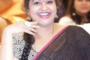 Raashi Clarifies: ప్రభాస్‌కు తల్లిగా నటించను.. కానీ: నెట్టింట వైరల్ అవుతున్న విమర్శలపై నటి రాశి క్లారిటీ..