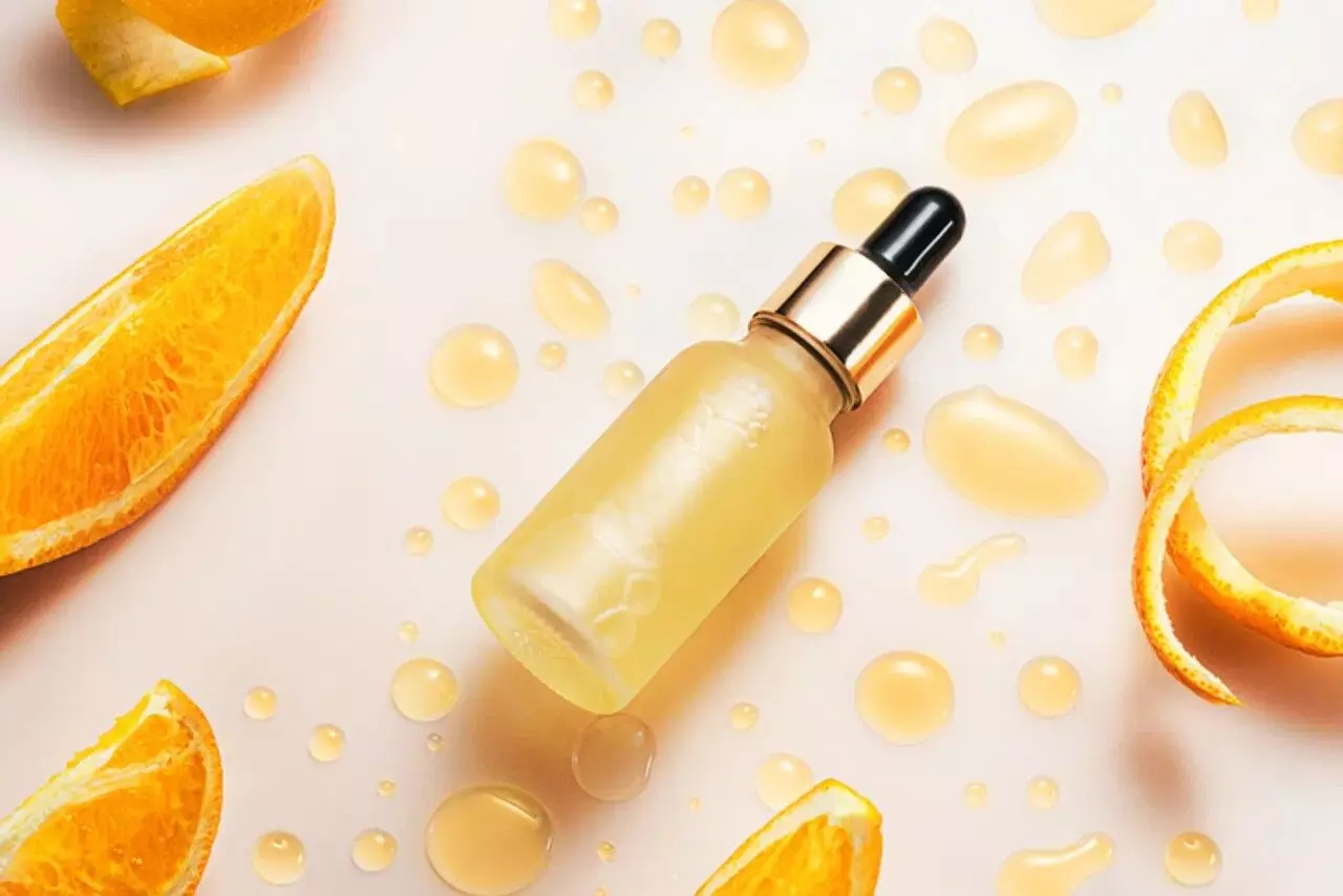 Using Vitamin C Serum: విటమిన్ సి సీరమ్ వాడుతున్నారా? ఈ తప్పులు చేస్తే చర్మం మెరవడం పక్కన పెడితే పాడయ్యే ప్రమాదం ఉంది.. Using Vitamin C Serum: విటమిన్ సి సీరమ్ వాడుతున్నారా? ఈ తప్పులు చేస్తే చర్మం మెరవడం పక్కన పెడితే పాడయ్యే ప్రమాదం ఉంది..