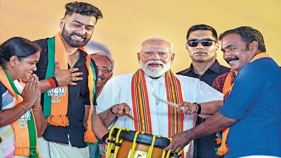 Narendra Modi Slams: కేరళలో ఎల్డీఎఫ్, యూడీఎఫ్ అవినీతి దోపిడీకి మోదీ తీవ్ర విమర్శ Narendra Modi Slams: కేరళలో ఎల్డీఎఫ్, యూడీఎఫ్ అవినీతి దోపిడీకి మోదీ తీవ్ర విమర్శ