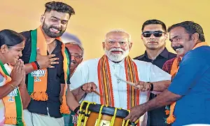 Narendra Modi Slams: కేరళలో ఎల్డీఎఫ్, యూడీఎఫ్ అవినీతి దోపిడీకి మోదీ తీవ్ర విమర్శ Narendra Modi Slams: కేరళలో ఎల్డీఎఫ్, యూడీఎఫ్ అవినీతి దోపిడీకి మోదీ తీవ్ర విమర్శ