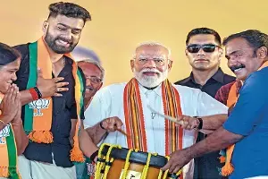 Narendra Modi Slams: కేరళలో ఎల్డీఎఫ్, యూడీఎఫ్ అవినీతి దోపిడీకి మోదీ తీవ్ర విమర్శ Narendra Modi Slams: కేరళలో ఎల్డీఎఫ్, యూడీఎఫ్ అవినీతి దోపిడీకి మోదీ తీవ్ర విమర్శ