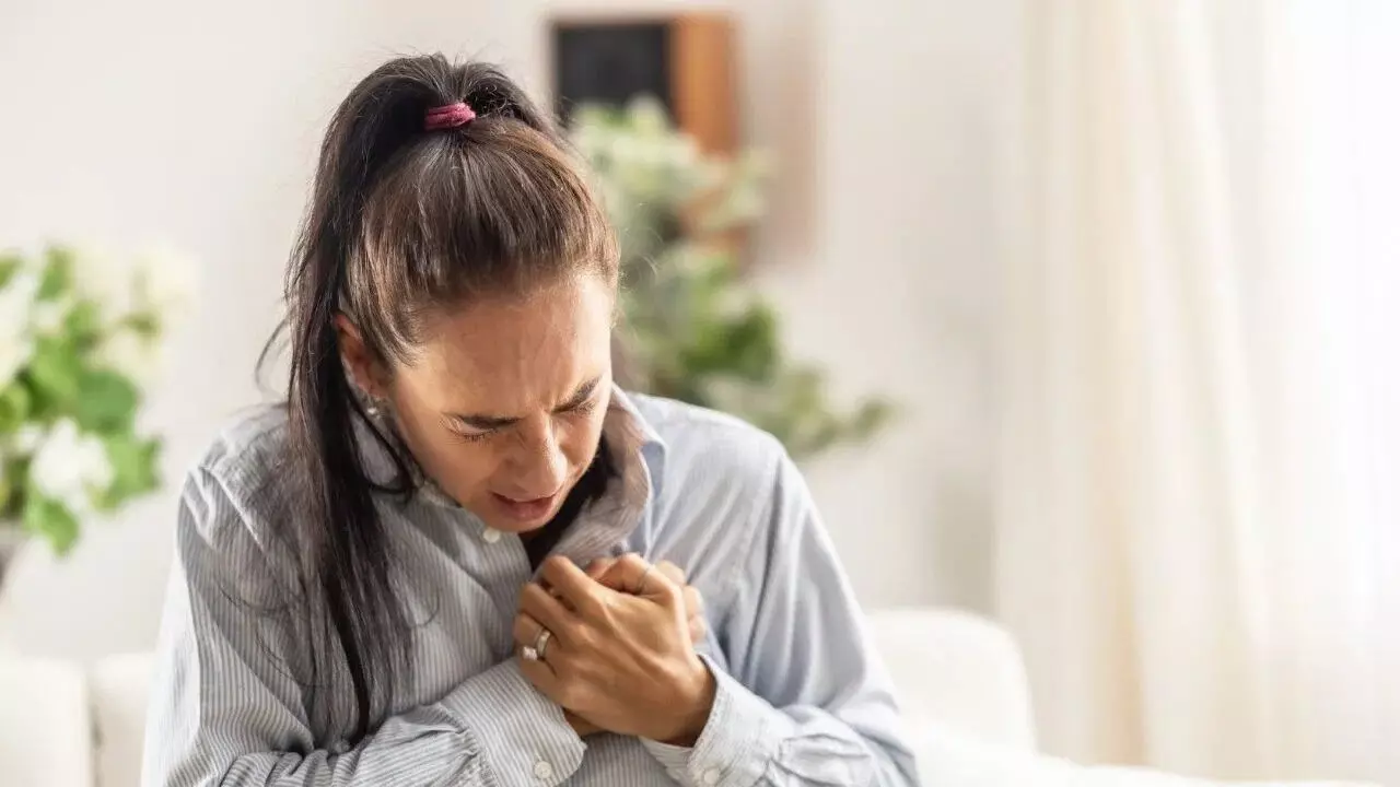 Rising Heart Attack Cases Among Youth: యువతలో పెరుగుతున్న గుండెపోటులు: 20లలోనే హార్ట్ స్ట్రోక్ రావడానికి అసలు కారణాలేంటంటే..? Rising Heart Attack Cases Among Youth: యువతలో పెరుగుతున్న గుండెపోటులు: 20లలోనే హార్ట్ స్ట్రోక్ రావడానికి అసలు కారణాలేంటంటే..?