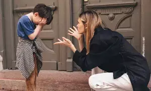 Shouting at Kids in Public Places: పబ్లిక్ ప్లేసుల్లో  పిల్లలపై అరుస్తున్నారా.?