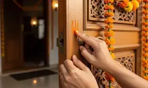 Applying Sindoor to Main Door:  ఇంటి ప్రధాన ద్వారానికి సింధూరం.. కేవలం ఆచారం మాత్రమే కాదు, అద్భుతమైన వాస్తు రహస్యం