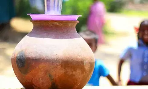Drinking Water from Clay Pot: మట్టి కుండలో నీళ్లు తాగుతున్నారా.? Drinking Water from Clay Pot: మట్టి కుండలో నీళ్లు తాగుతున్నారా.?