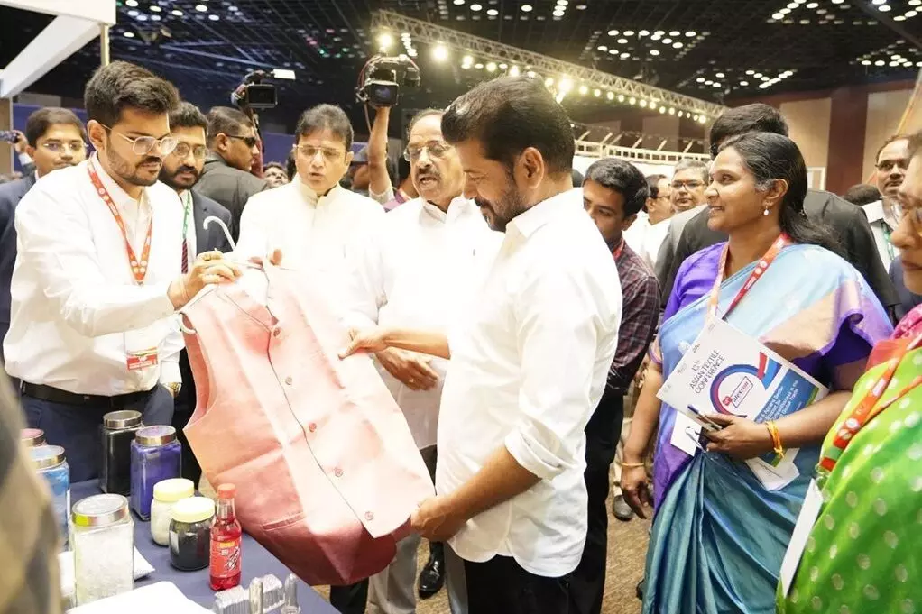 Chief Minister A. Revanth Reddy: హైదరాబాద్లో అటెక్స్కాన్ సదస్సు : వస్త్రరంగంలో తెలంగాణను దక్షిణాసియా రాజధానిగా తీర్చిదిద్దుతాం- ముఖ్యమంత్రి ఎ. రేవంత్రెడ్డి Chief Minister A. Revanth Reddy: హైదరాబాద్లో అటెక్స్కాన్ సదస్సు : వస్త్రరంగంలో తెలంగాణను దక్షిణాసియా రాజధానిగా తీర్చిదిద్దుతాం- ముఖ్యమంత్రి ఎ. రేవంత్రెడ్డి