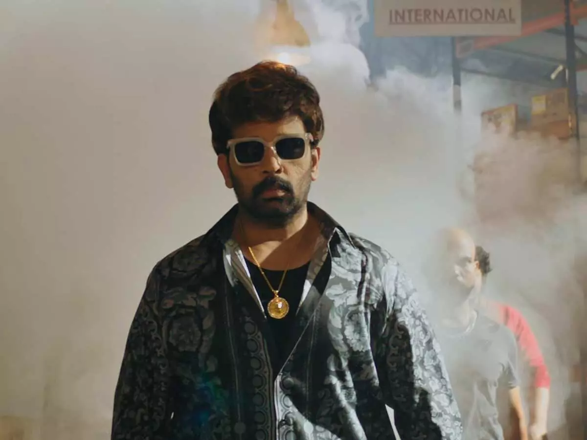 J. D. Chakravarthy: గాయపడ్డ సింహంలో ‘బ్రూటల్ ధర్మ’గా జెడి చక్రవర్తి.. అదిరిపోయిన కొత్త లుక్! J. D. Chakravarthy: గాయపడ్డ సింహంలో ‘బ్రూటల్ ధర్మ’గా జెడి చక్రవర్తి.. అదిరిపోయిన కొత్త లుక్!