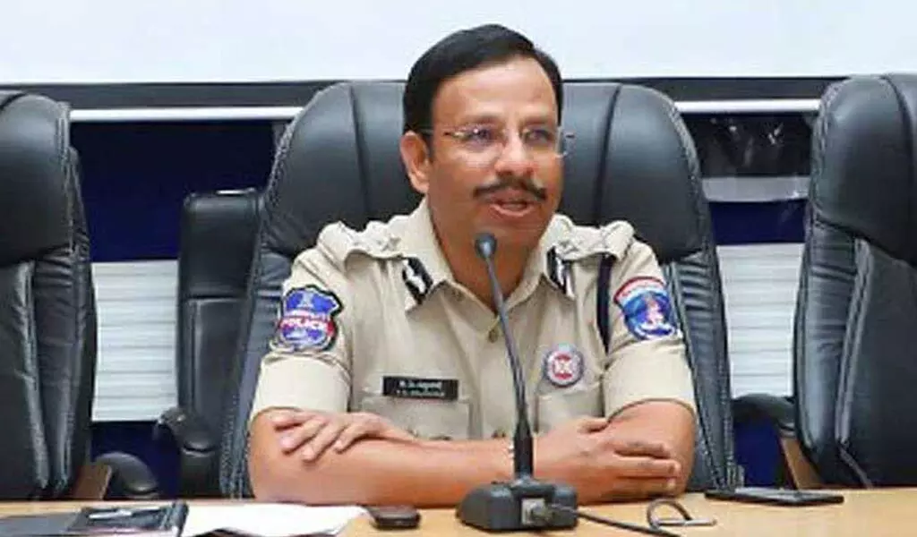 Police Commissioner VC Sajjanar: ఐపీఎల్ బెట్టింగ్ బీభత్సం: టాస్-విన్నర్ ప్రిడిక్షన్ల పేరుతో అమాయకుల్ని ఊబిలోకి లాక్కుతున్నారు.. సజ్జనార్ హెచ్చరిక! Police Commissioner VC Sajjanar: ఐపీఎల్ బెట్టింగ్ బీభత్సం: టాస్-విన్నర్ ప్రిడిక్షన్ల పేరుతో అమాయకుల్ని ఊబిలోకి లాక్కుతున్నారు.. సజ్జనార్ హెచ్చరిక!