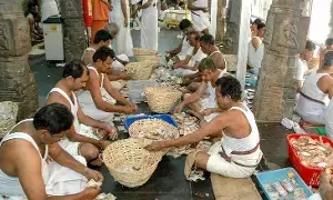 Tirumala Tirupati Devasthanams: తిరుమల హుండీలో రద్దయిన నోట్లు.. టీటీడీకి రూ.400 కోట్ల తలనొప్పి! Tirumala Tirupati Devasthanams: తిరుమల హుండీలో రద్దయిన నోట్లు.. టీటీడీకి రూ.400 కోట్ల తలనొప్పి!