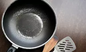 Scratched Non-stick Pan: నాన్-స్టిక్ పాన్పై చిన్న గీత పడిందా? అయితే జాగ్రత్త! Scratched Non-stick Pan: నాన్-స్టిక్ పాన్పై చిన్న గీత పడిందా? అయితే జాగ్రత్త!