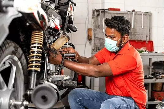 Bike Maintenance : బైక్ మైలేజీ పెరగడం లేదా? ఈ ఒక్క పార్ట్ మారిస్తే మీ బండి రాకెట్లా దూసుకుపోతుంది Bike Maintenance : బైక్ మైలేజీ పెరగడం లేదా? ఈ ఒక్క పార్ట్ మారిస్తే మీ బండి రాకెట్లా దూసుకుపోతుంది