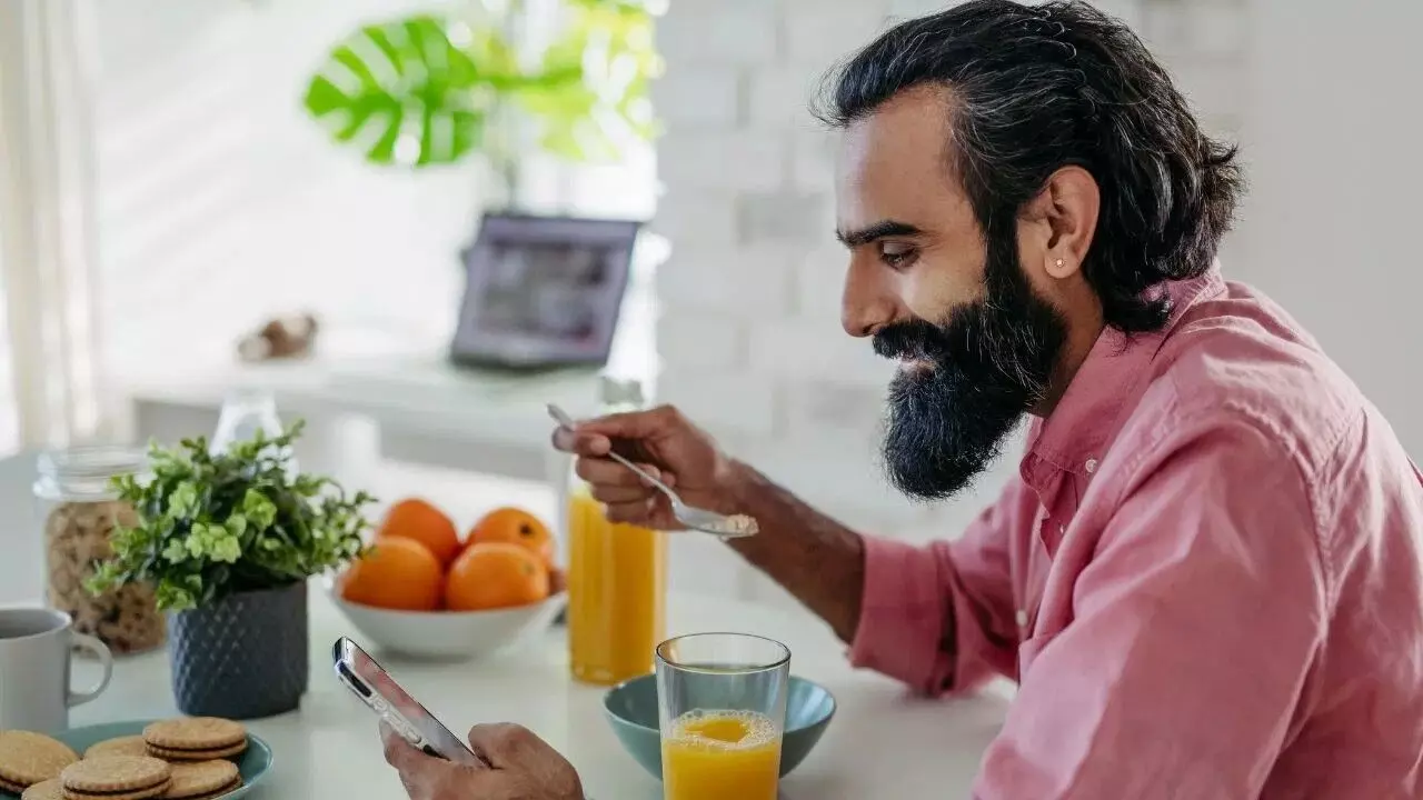 Using Phone While Eating: భోజనం చేస్తూ ఫోన్ వాడుతున్నారా.. ? అయితే మీ జీర్ణవ్యవస్థ ప్రమాదంలో ఉన్నట్లే.. Using Phone While Eating: భోజనం చేస్తూ ఫోన్ వాడుతున్నారా.. ? అయితే మీ జీర్ణవ్యవస్థ ప్రమాదంలో ఉన్నట్లే..