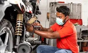Bike Maintenance : బైక్ మైలేజీ పెరగడం లేదా? ఈ ఒక్క పార్ట్ మారిస్తే మీ బండి రాకెట్లా దూసుకుపోతుంది Bike Maintenance : బైక్ మైలేజీ పెరగడం లేదా? ఈ ఒక్క పార్ట్ మారిస్తే మీ బండి రాకెట్లా దూసుకుపోతుంది