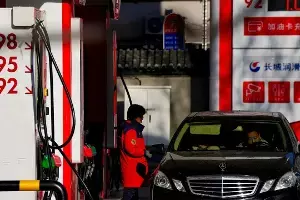 Fuel Price Hike : డ్రాగన్ కంట్రీలో చమురు మంటలు.. 15 రోజుల్లోనే రెండోసారి బాదుడు Fuel Price Hike : డ్రాగన్ కంట్రీలో చమురు మంటలు.. 15 రోజుల్లోనే రెండోసారి బాదుడు