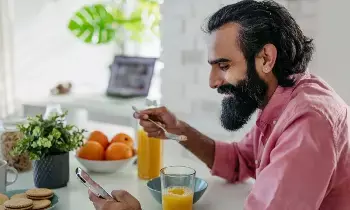 Using Phone While Eating: భోజనం చేస్తూ ఫోన్ వాడుతున్నారా.. ? అయితే మీ జీర్ణవ్యవస్థ ప్రమాదంలో ఉన్నట్లే..
