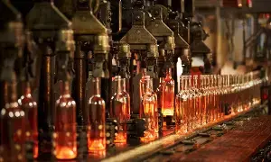 Glass Industry : గ్లాస్ ఇండస్ట్రీకి యుద్ధ సెగ.. మార్కెట్లో గాజు సీసాల కొరత.. పెరగనున్న కూల్ డ్రింక్స్ ధరలు Glass Industry : గ్లాస్ ఇండస్ట్రీకి యుద్ధ సెగ.. మార్కెట్లో గాజు సీసాల కొరత.. పెరగనున్న కూల్ డ్రింక్స్ ధరలు