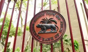 RBI : డిజిటల్ దొంగలకు చెక్.. యూపీఐ పేమెంట్ల సేఫ్టీ కోసం ఆర్బీఐ బ్రహ్మాస్త్రం రెడీ RBI : డిజిటల్ దొంగలకు చెక్.. యూపీఐ పేమెంట్ల సేఫ్టీ కోసం ఆర్బీఐ బ్రహ్మాస్త్రం రెడీ