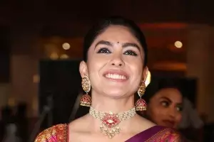 Actress Mrunal Thakur: సెట్స్లో మృణాల్ మూడీగా ఎందుకు ఉంటుందో తెలుసా? Actress Mrunal Thakur: సెట్స్లో మృణాల్ మూడీగా ఎందుకు ఉంటుందో తెలుసా?