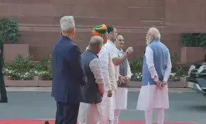 Narendra Modi and Rahul Gandhi: పార్లమెంట్ ప్రాంగణంలో మోదీ-రాహుల్ సంభాషణ: వెనక్కి వచ్చి ప్రత్యేకంగా మాటామంతి Narendra Modi and Rahul Gandhi: పార్లమెంట్ ప్రాంగణంలో మోదీ-రాహుల్ సంభాషణ: వెనక్కి వచ్చి ప్రత్యేకంగా మాటామంతి