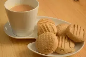 Drinking Hot Tea in Scorching Heat: మండుటెండలో వేడి టీ తాగుతున్నారా? అయితే మీరు సేఫ్గా ఉన్నట్లే.. దీని వెనుక ఉన్న అసలు సైన్స్ ఇదే Drinking Hot Tea in Scorching Heat: మండుటెండలో వేడి టీ తాగుతున్నారా? అయితే మీరు సేఫ్గా ఉన్నట్లే.. దీని వెనుక ఉన్న అసలు సైన్స్ ఇదే