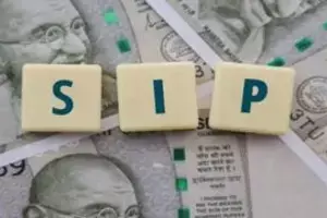 SIP : ఐదేళ్ల ఆలస్యం.. 3 కోట్ల నష్టం.. ఇన్వెస్ట్మెంట్లో టైమింగ్ మిస్ అయితే రిటైర్మెంట్ ప్లాన్ రివర్స్ అవ్వాల్సిందే SIP : ఐదేళ్ల ఆలస్యం.. 3 కోట్ల నష్టం.. ఇన్వెస్ట్మెంట్లో టైమింగ్ మిస్ అయితే రిటైర్మెంట్ ప్లాన్ రివర్స్ అవ్వాల్సిందే