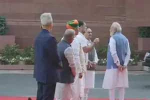 Narendra Modi and Rahul Gandhi: పార్లమెంట్ ప్రాంగణంలో మోదీ-రాహుల్ సంభాషణ: వెనక్కి వచ్చి ప్రత్యేకంగా మాటామంతి Narendra Modi and Rahul Gandhi: పార్లమెంట్ ప్రాంగణంలో మోదీ-రాహుల్ సంభాషణ: వెనక్కి వచ్చి ప్రత్యేకంగా మాటామంతి