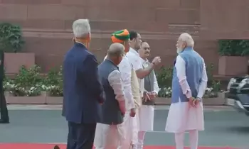 Narendra Modi and Rahul Gandhi: పార్లమెంట్ ప్రాంగణంలో మోదీ-రాహుల్ సంభాషణ: వెనక్కి వచ్చి ప్రత్యేకంగా మాటామంతి