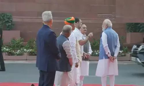 Narendra Modi and Rahul Gandhi: పార్లమెంట్ ప్రాంగణంలో మోదీ-రాహుల్ సంభాషణ: వెనక్కి వచ్చి ప్రత్యేకంగా మాటామంతి Narendra Modi and Rahul Gandhi: పార్లమెంట్ ప్రాంగణంలో మోదీ-రాహుల్ సంభాషణ: వెనక్కి వచ్చి ప్రత్యేకంగా మాటామంతి