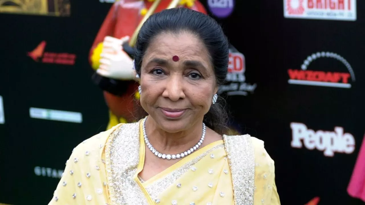 Legendary Singer Asha Bhosle: లెజెండరీ సింగర్ ఆశా భోస్లే (92) మరణం – సినీ, సంగీత రంగం శోకసంద్రం Legendary Singer Asha Bhosle: లెజెండరీ సింగర్ ఆశా భోస్లే (92) మరణం – సినీ, సంగీత రంగం శోకసంద్రం