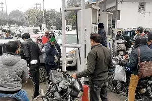 Crude Oil : భగ్గుమన్న చమురు ధరలు.. 104 డాలర్లకు చేరిన క్రూడాయిల్.. పెట్రోల్, డీజిల్ ధరలు పెరుగుతాయా? Crude Oil : భగ్గుమన్న చమురు ధరలు.. 104 డాలర్లకు చేరిన క్రూడాయిల్.. పెట్రోల్, డీజిల్ ధరలు పెరుగుతాయా?