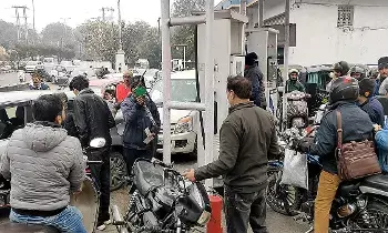 Crude Oil : భగ్గుమన్న చమురు ధరలు.. 104 డాలర్లకు చేరిన క్రూడాయిల్.. పెట్రోల్, డీజిల్ ధరలు పెరుగుతాయా?